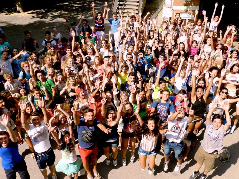 Grosse Schülergruppe im Sommercamp Montpellier beim gemeinsamen Freizeitprogramm
