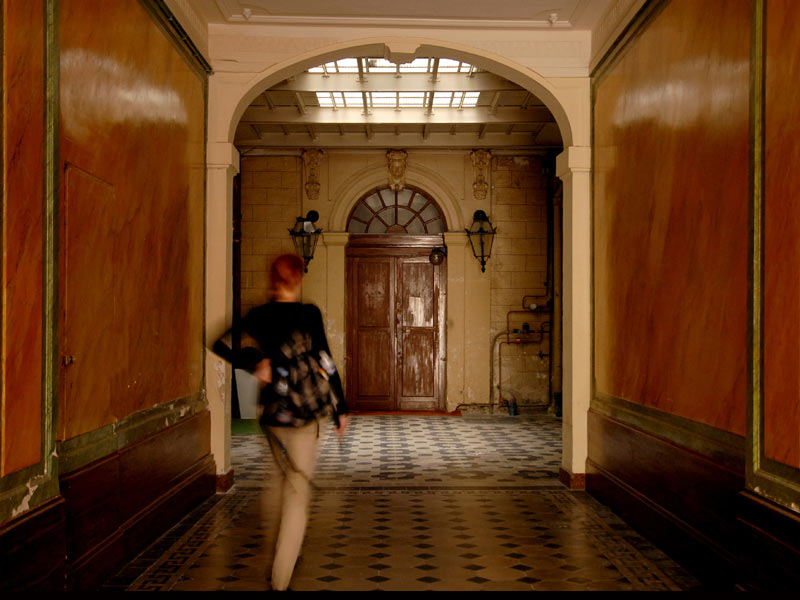 Eingang und historischer Innenbereich der LSF IEF Sprachschule Montpellier