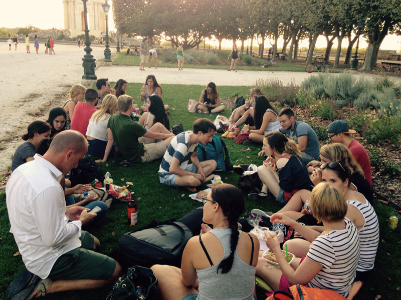 Sprachschüler der LSF IEF Sprachschule Montpellier beim gemeinsamen Picknick im Park