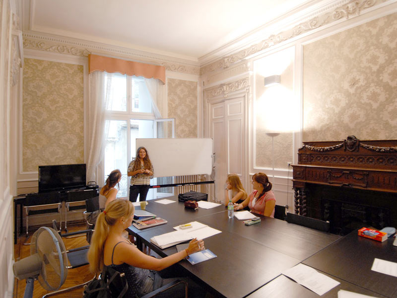 Französischunterricht in historischem Raum mit Kamin in der LSF IEF Sprachschule Montpellier