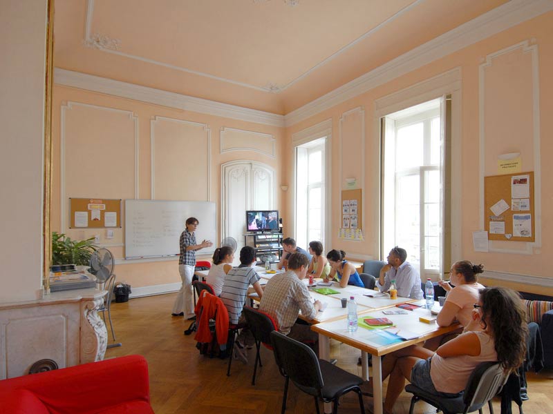 Französischunterricht in hellem Klassenzimmer der LSF IEF Sprachschule Montpellier