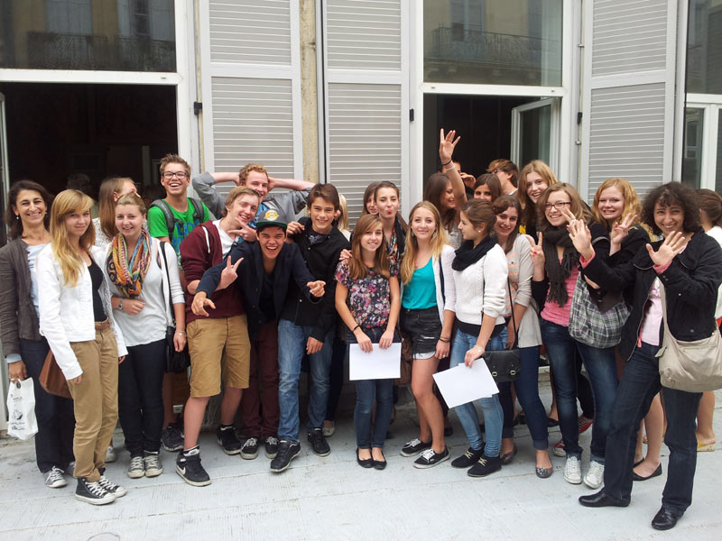 Schülergruppe vor der LSF IEF Sprachschule Montpellier