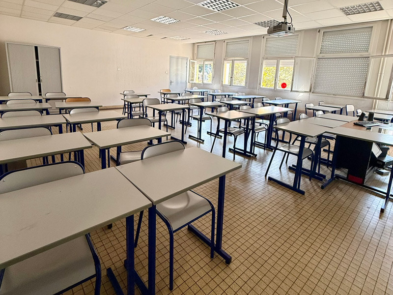Klassenzimmer im Paul Augier Campus in Nizza mit hellen Tischen und großen Fenstern
