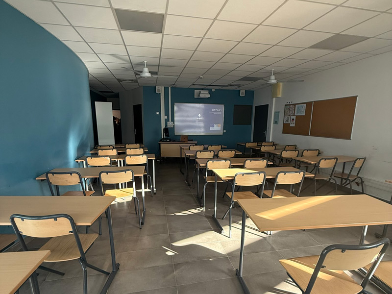 Moderner Unterrichtsraum des Paul Augier Campus in Nizza mit Einzel- und Gruppentischen