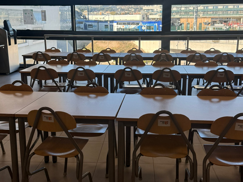 Großer Speisesaal des Paul Augier Campus in Nizza mit Blick auf das umliegende Gelände