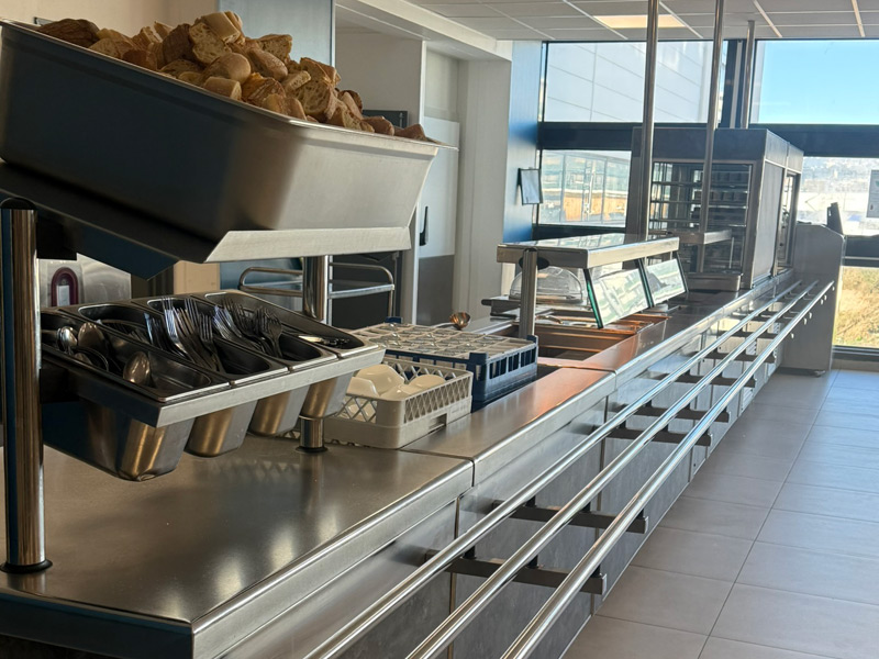 Mensa des Paul Augier Campus in Nizza mit Buffettheke und Essensausgabe