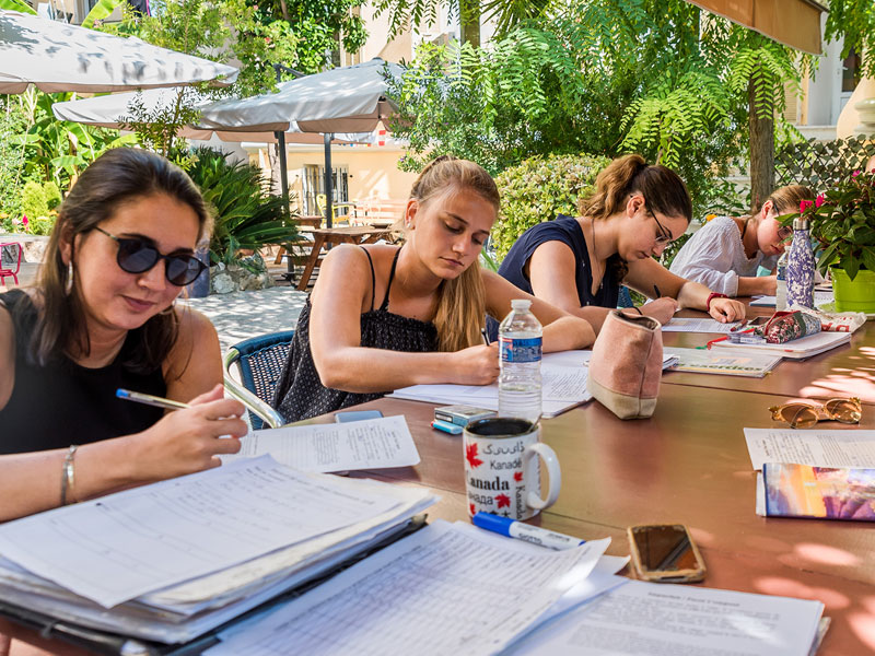 Sprachschüler beim Französischunterricht im Garten der Alpadia Sprachschule Nizza