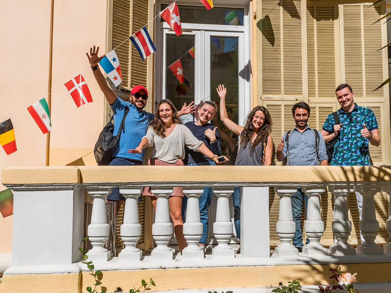 Internationale Sprachschüler auf der Terrasse der Alpadia Sprachschule Nizza