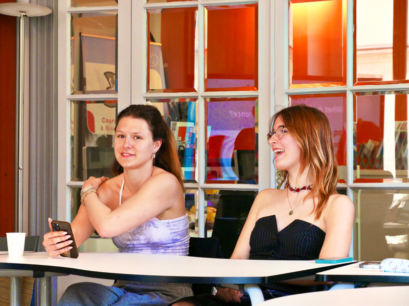 Sprachschülerinnen im Unterricht an der Alpha.b Sprachschule Nizza