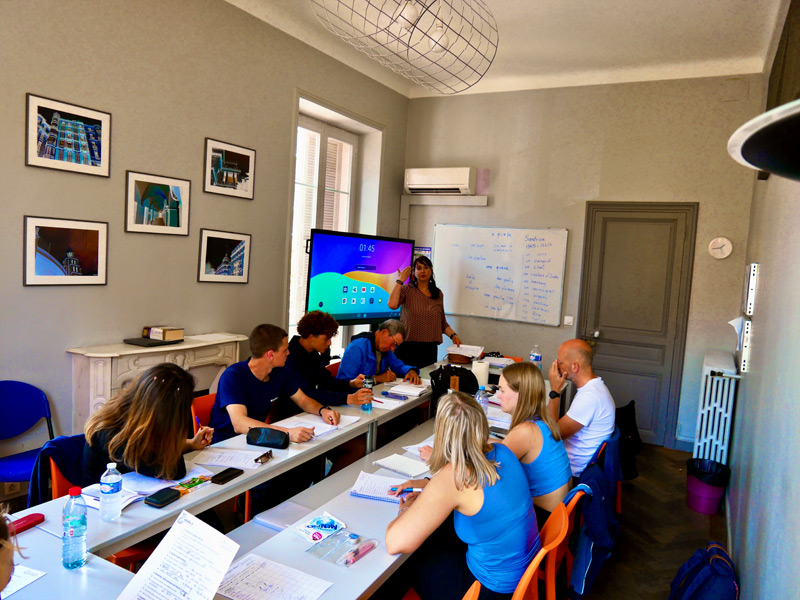 Unterrichtsraum der Alpha.b Sprachschule Nizza mit motivierten Sprachschülern