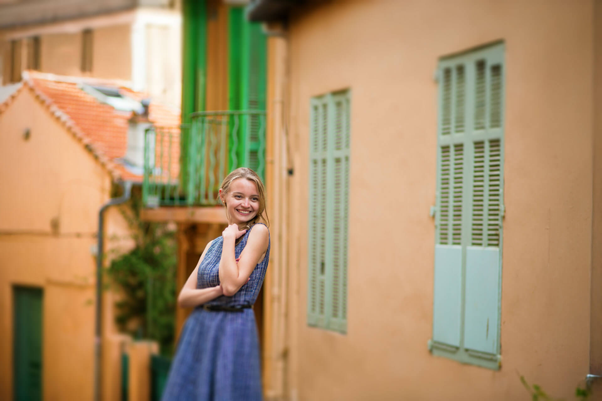 Sprachschülerin erkundet die Altstadt von Nizza während ihres Französisch-Sprachaufenthalts