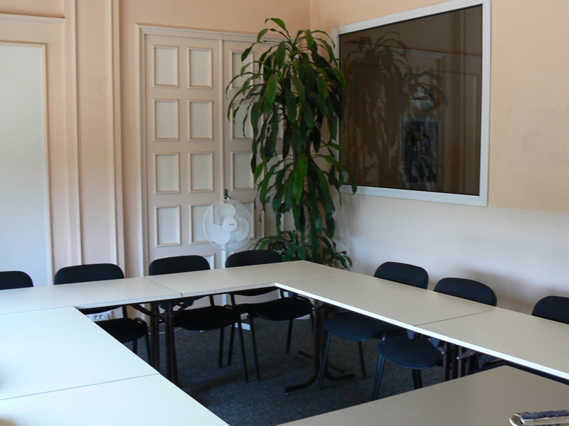 Heller Klassenraum der Idiom Sprachschule Nizza mit moderner Ausstattung