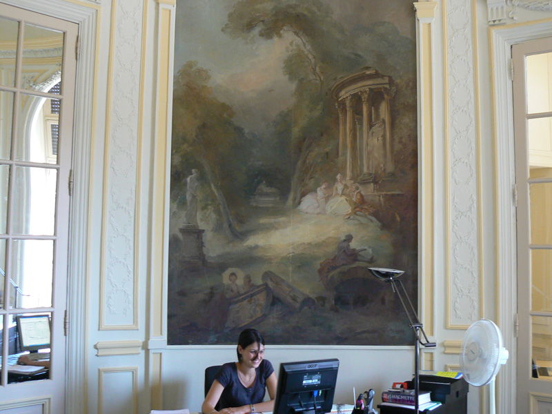 Empfangsbereich der Idiom Sprachschule Nizza mit klassischem Wandgemälde