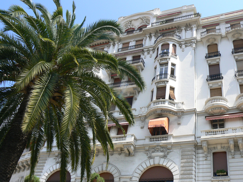 Historisches Gebäude mit Palmen – Sitz der Idiom Sprachschule Nizza