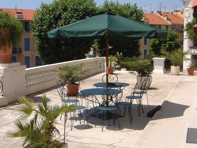 Sonnige Terrasse der Idiom Sprachschule Nizza mit Sitzgelegenheiten für Pausen