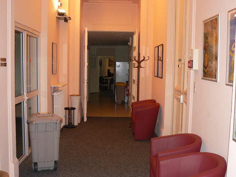 Flur und Aufenthaltsbereich der Idiom Sprachschule Nizza im Majestic-Gebäude