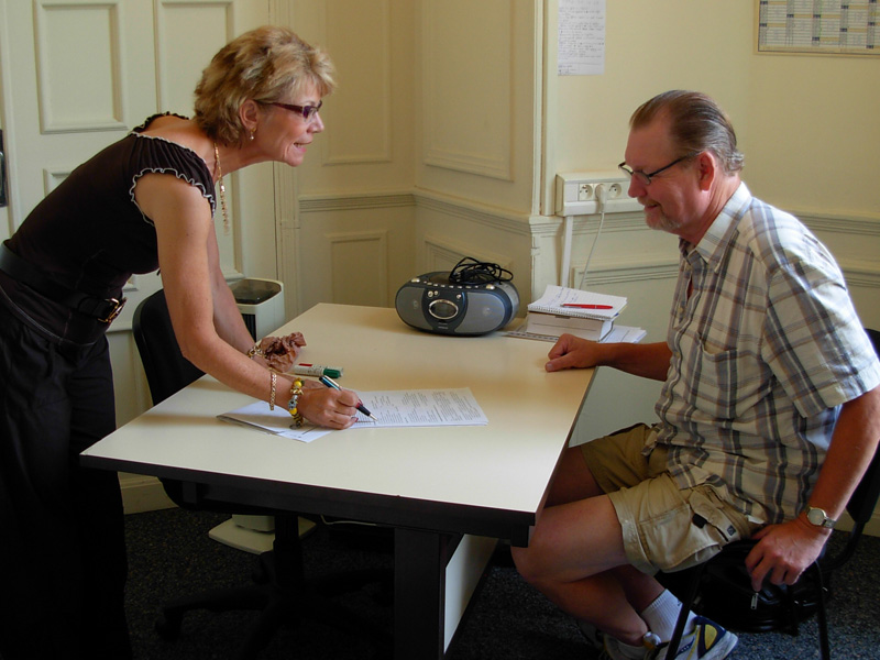 Beratungsgespräch zwischen Sprachlehrer und Teilnehmer an der Idiom Sprachschule Nizza