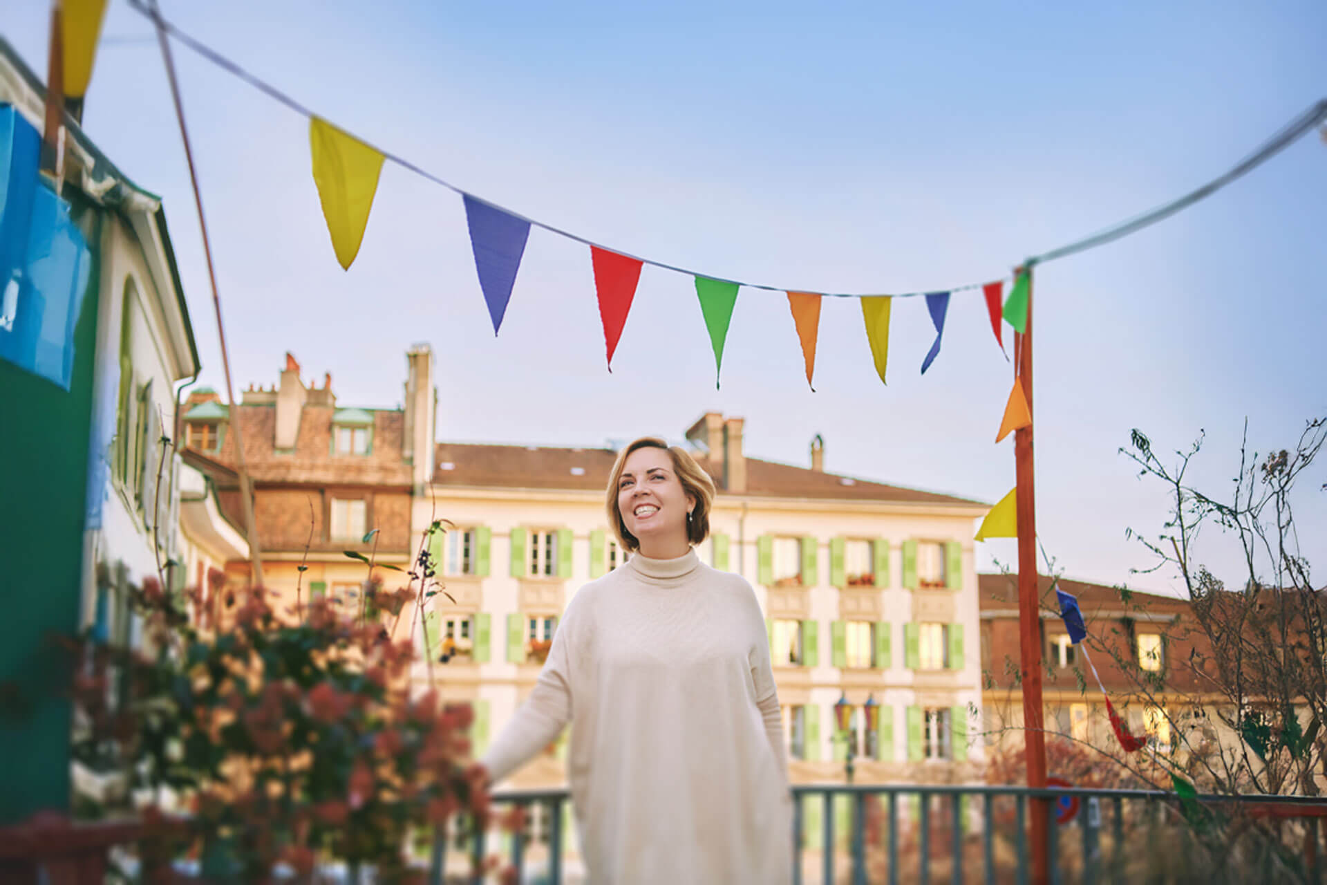 Sprachreisende geniesst die Sonne in Nizza während ihres Französisch Sprachkurses