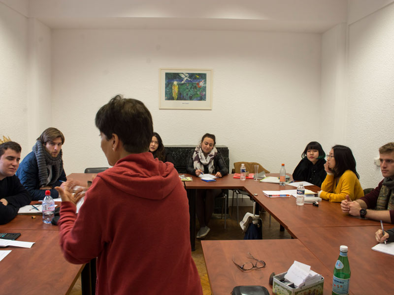 Französischunterricht an der Les Ateliers Sprachschule Nizza mit engagierter Lehrerin