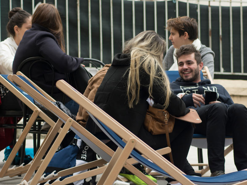 Sprachschüler entspannen im Innenhof der Les Ateliers Sprachschule Nizza