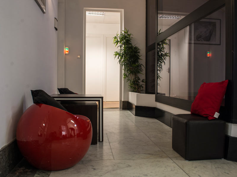 Lounge-Bereich der Les Ateliers Sprachschule Nizza mit modernem Design