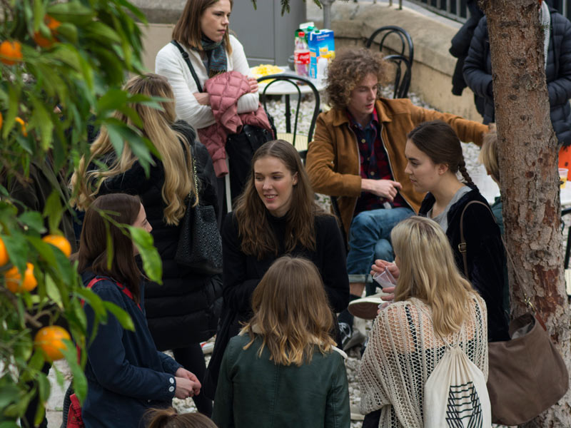 Sprachschüler im Gespräch im Garten der Les Ateliers Sprachschule Nizza