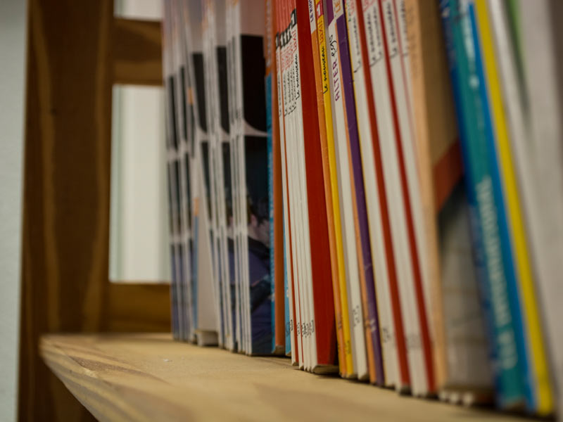 Französische Lehrbücher und Lernmaterialien in der Les Ateliers Sprachschule Nizza