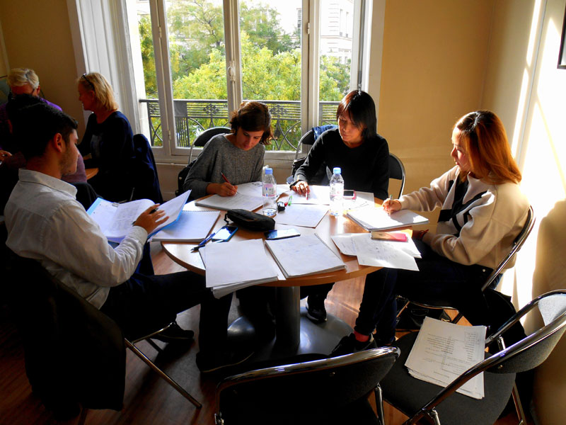 Internationale Sprachschüler beim Französischlernen in der Accord Sprachschule Paris