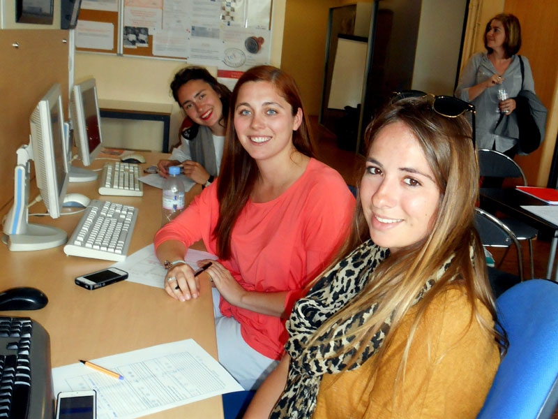 Junge Erwachsene lernen Französisch am Computer während ihrer Sprachreise nach Paris