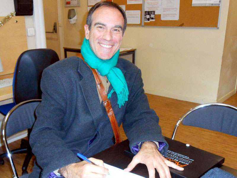 Erwachsener Sprachschüler bei der Anmeldung an der Accord Sprachschule in Paris