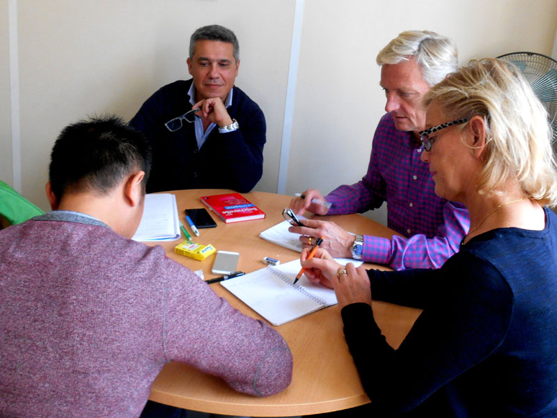 Internationale Gruppe von Teilnehmenden im Französischunterricht an der Accord Sprachschule Paris