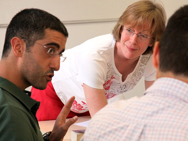 Französischlehrerin erklärt engagiert eine Aufgabe im Unterricht der Accord Sprachschule Paris