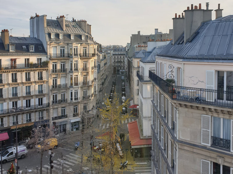 Blick über die Dächer und Straßen des Viertels rund um die Les Ateliers FL Sprachschule in Paris