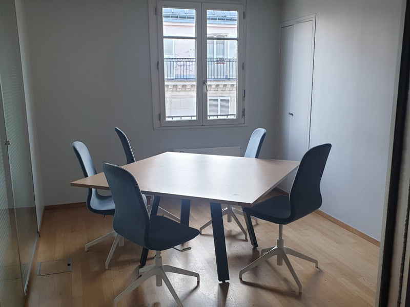 Moderner Unterrichtsraum der Les Ateliers FL Sprachschule Paris mit Tageslicht und Lernatmosphäre