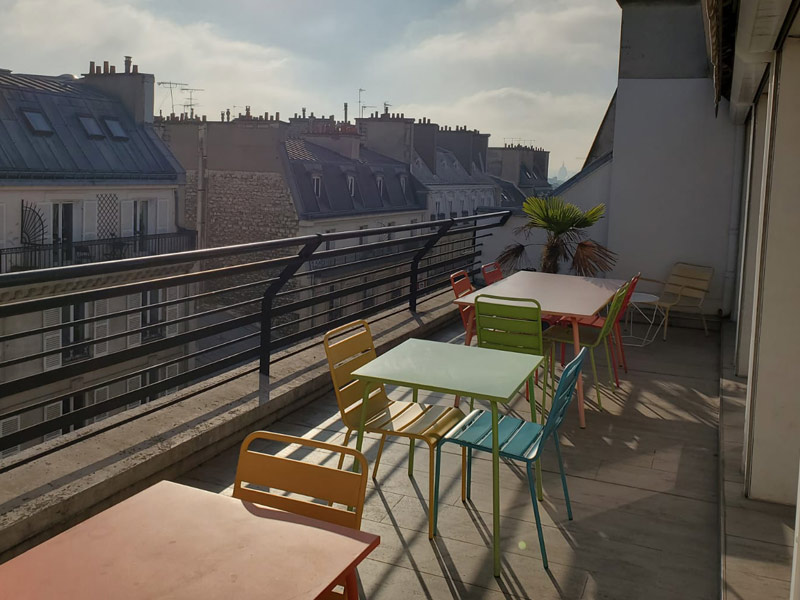 Dachterrasse der Les Ateliers FL Sprachschule Paris mit Sitzgelegenheiten für Pausen und Gespräche
