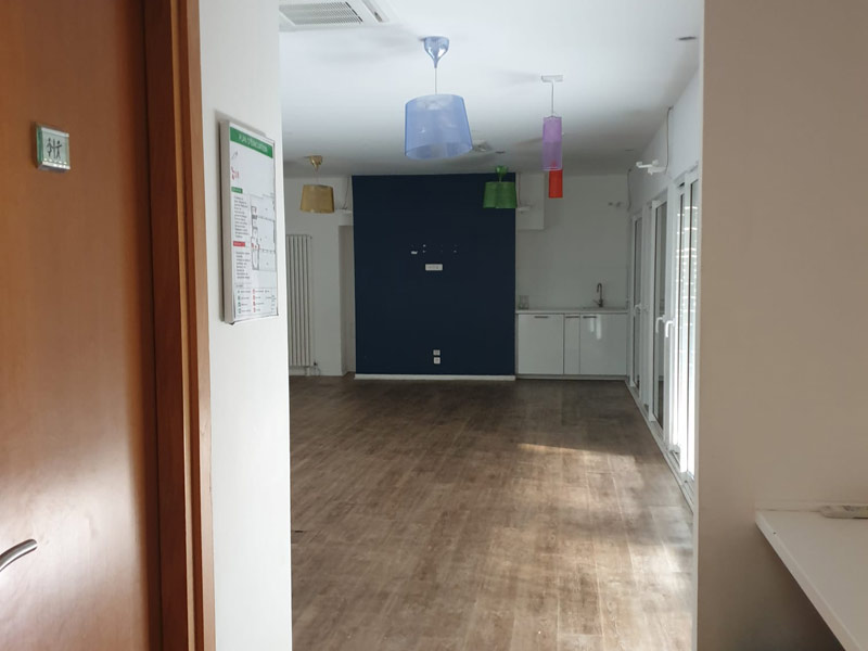 Freundliche Gemeinschaftsfläche der Les Ateliers FL Sprachschule Paris mit moderner Einrichtung