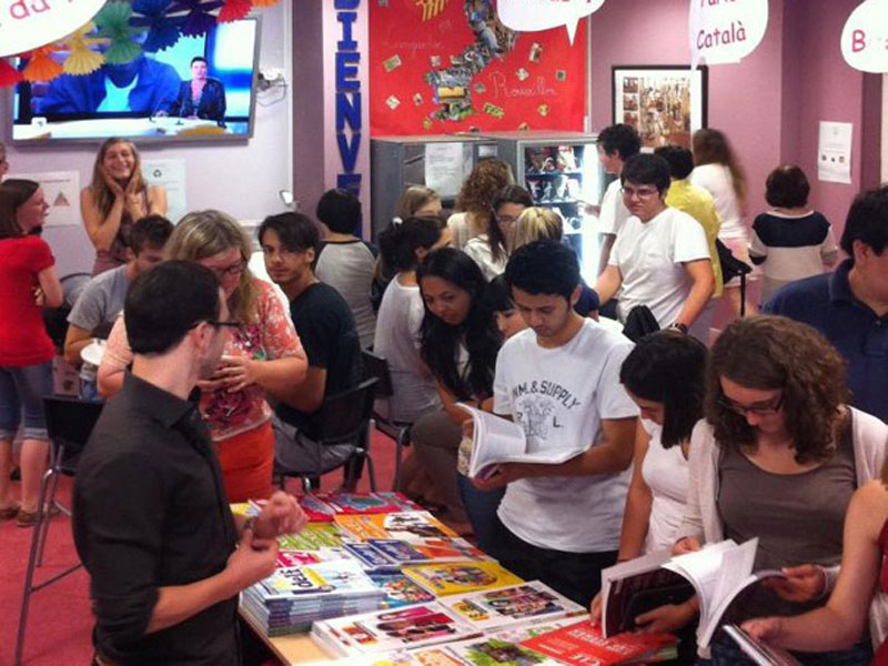 Sprachschülerinnen und Sprachschüler beim Austausch und Lernen in der French in Normandy Sprachschule