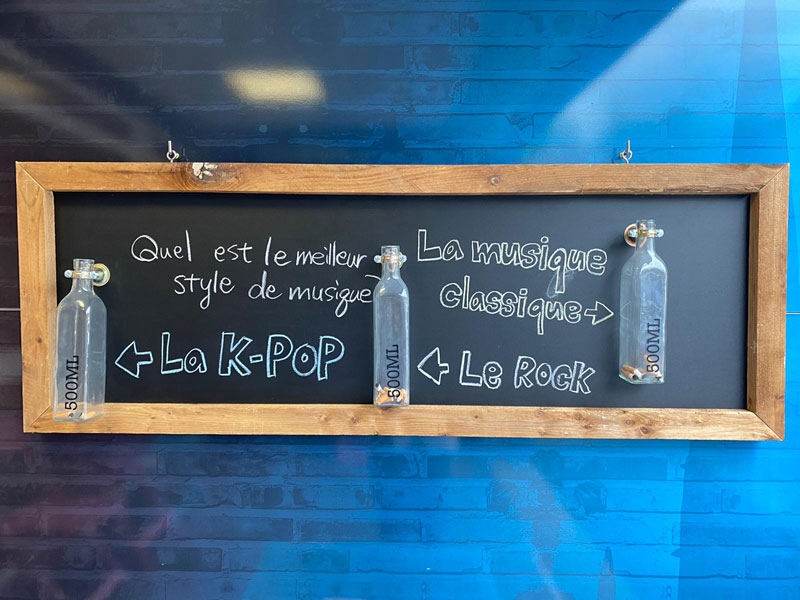 Französische Tafel im Unterrichtsraum der French in Normandy Sprachschule in Rouen mit kreativer Gestaltung