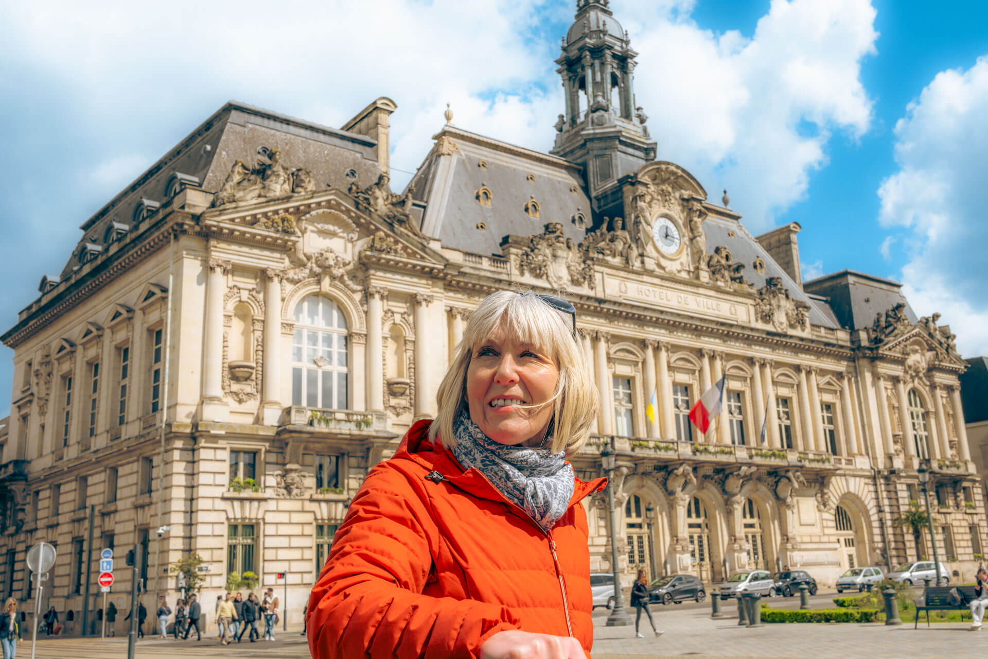 Frau steht vor dem historischen Hôtel de Ville in Tours während ihres Sprachaufenthalts am Institut de Touraine in Frankreich