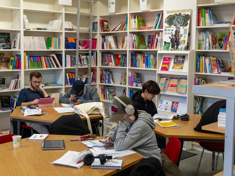 Sprachschülerinnen und Sprachschüler beim selbstständigen Lernen in der Bibliothek