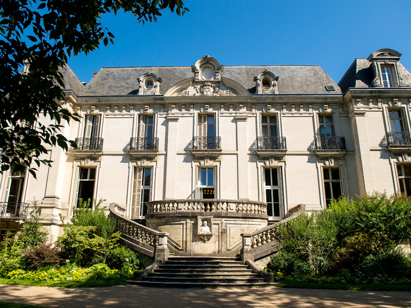 Fassade des Institut de Touraine mit repräsentativer Freitreppe und gepflegtem Garten