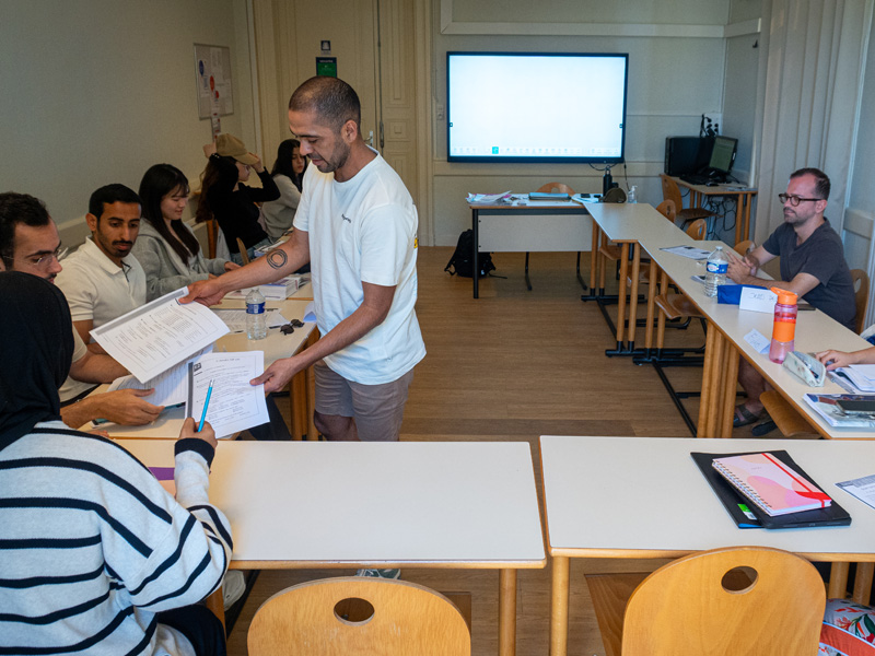 Teilnehmende im Französischunterricht im Klassenzimmer des Institut de Touraine