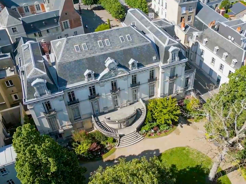 Luftaufnahme des historischen Gebäudes des Institut de Touraine im Stadtzentrum von Tours