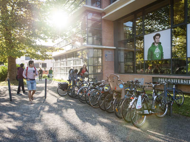 Fahrräder und Studierende vor dem modernen Universitätsgebäude der Cavilam Sprachschule in Vichy
