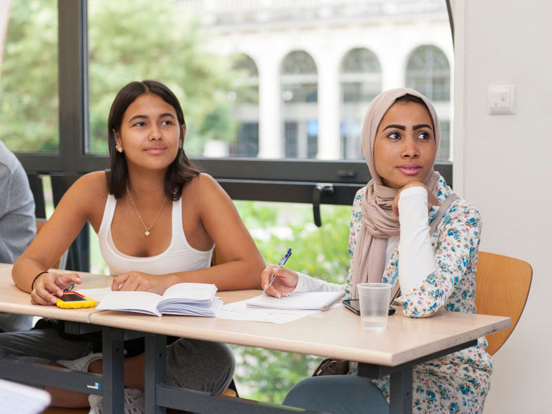 Sprachschülerinnen im Unterrichtsraum der Cavilam Sprachschule in Vichy