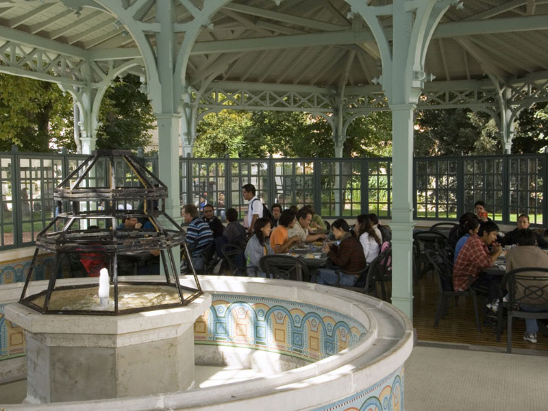 Studierende beim Mittagessen unter dem Pavillon im Park der Cavilam Sprachschule in Vichy