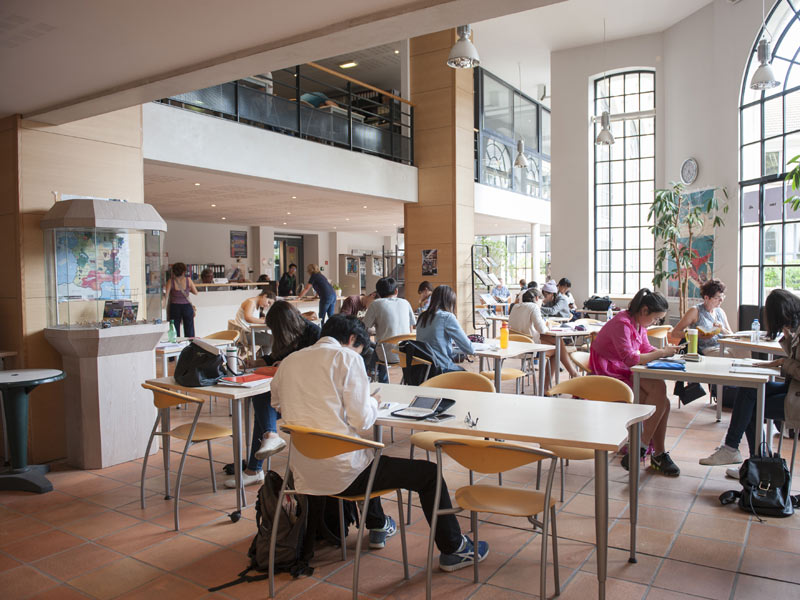 Lernende beim Selbststudium im offenen Lernbereich der Cavilam Sprachschule in Vichy