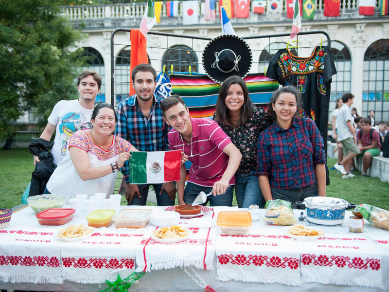 Internationale Studierende präsentieren Gerichte beim interkulturellen Fest der Cavilam Sprachschule in Vichy