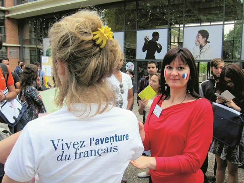 Sprachschülerinnen bei einer Veranstaltung der Cavilam Sprachschule in Vichy mit französischer Flagge
