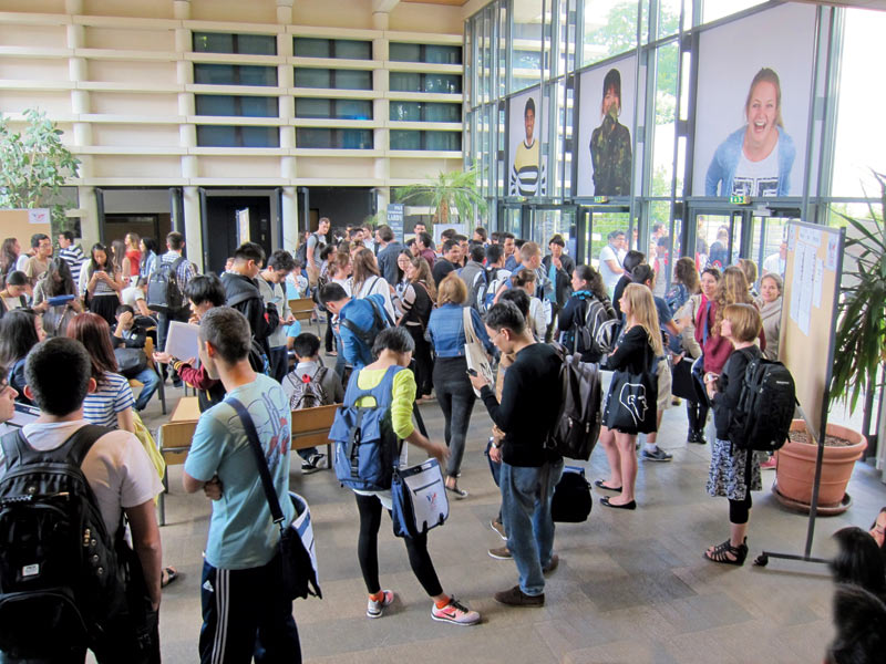 Studierende versammeln sich in der Eingangshalle der Cavilam Sprachschule in Vichy
